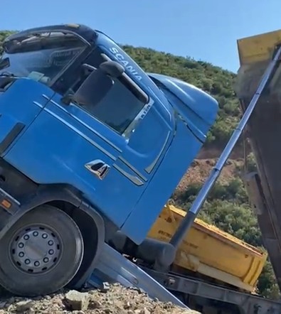 Sultangazi'de facianın eşiğinden dönüldü! Döküm sahasında toprak kaydı: 3 kamyon devrildi - Resim : 2
