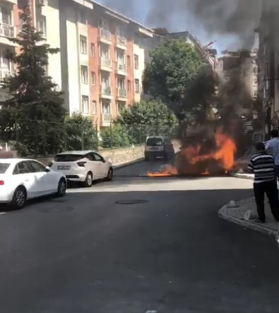 Üsküdar'da lüks otomobil alev alev yandı! Araç küle döndü - Resim : 1