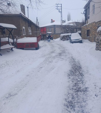 Kayserili muhtardan örnek davranış... Mahallenin sokaklarını traktörüyle tek tek gezen muhtarın yaptığını görenler helal olsun dedi - Resim : 1