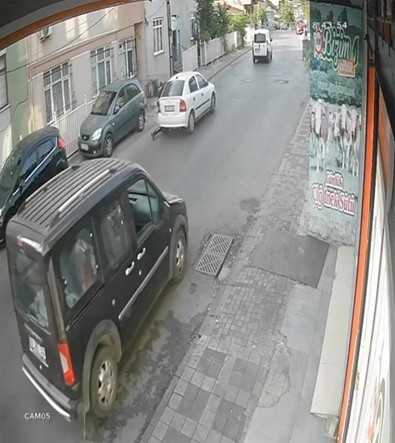 'Dur' ihtarına uymadı! Çarptığı polis memurunu metrelerce sürükledi! O dehşet anları ise iş yerinin güvenlik kamerası yansıdı! - Resim : 2