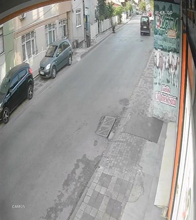 'Dur' ihtarına uymadı! Çarptığı polis memurunu metrelerce sürükledi! O dehşet anları ise iş yerinin güvenlik kamerası yansıdı! - Resim : 1