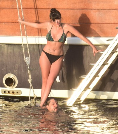Deniz Çakır tatilde aşka geldi. Kocasını öpmelere doyamadı - Resim : 1