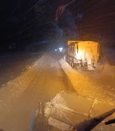 Kayseri'de kar ve tipi nedeniyle kapanan 465 mahalle yolundan 230’u açıldı! - Resim : 1