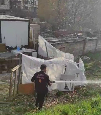 Otluk alanda korkutan yangın! Çevredeki binalara sıçramadan kontrol altına alındı - Resim : 1