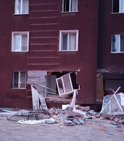 İstanbul'da 14 katlı binada patlama: Ölü ve yaralılar var! - Resim : 2