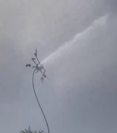 Tanıtım amaçlı uçurulan yangın söndürme dronu kontrolden çıkarak havada parçalandı! - Resim : 1