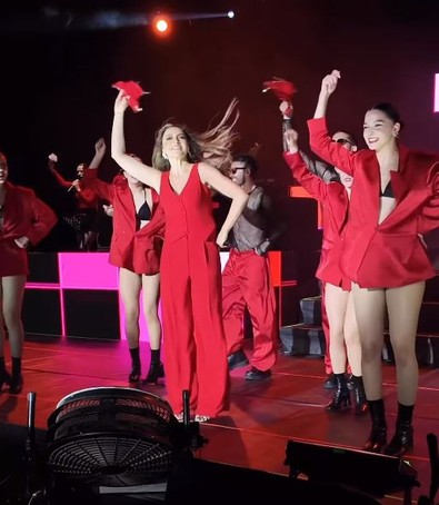 Şarkıcı Hadise sahnede halay çekti! Ardından ilginç dansıyla şov yaptı! O halini gören hayranları şaştı kaldı - Resim : 2