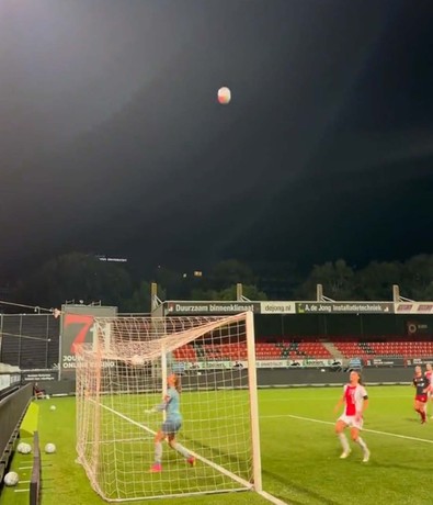 Dünyadaki her kalecinin izlemesi gereken bir video yayınlandı... Artık bu hareketi sakın yapmayın! Gol olmadığını sanan kadın kaleci hayatının hatasını yaptı - Resim : 1