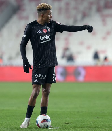 Kafasına darbe aldı! Beşiktaş’ın yıldızı maça devam edemedi - Resim : 1