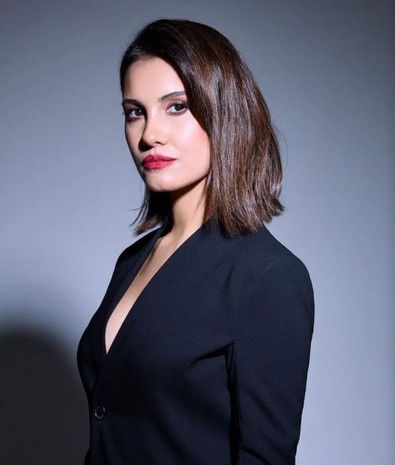 Ünlü oyuncu Gizem Erman Soysaldı’dan Moskova çıkarması! Derin göğüs dekolteli kıyafetiyle hayran bıraktı - Resim : 2