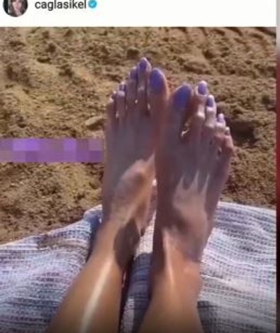 Ayağı görenler "Uzaylı ayağı gibi" dedi! Çağla Şıkel’den ayak şov geldi - Resim : 2
