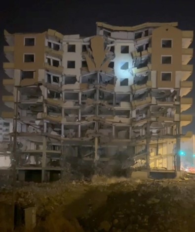 Gaziantep'te korku dolu anlar! 6 katlı bina aniden çöktü! Her yeri toz bulutu kapladı: O anlar kamerada - Resim : 1