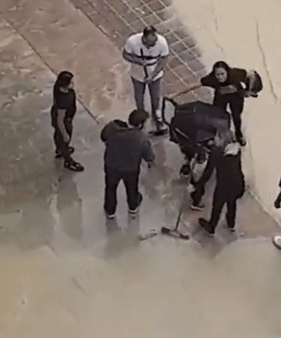 Kadın bebek arabasını akıntıya doğru sürdü. Ardından bebeği bırakıp koşarak kaçtı. Çevredekiler ağzı açık halde kadını izledi - Resim : 1