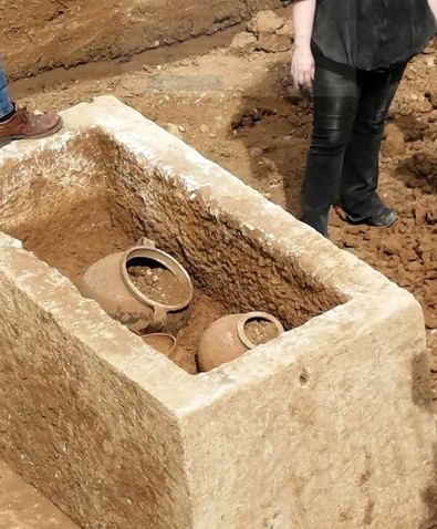 İnşaat kazısında bulunan lahidin içindeki çömleklerden insan kemikleri çıktı - Resim : 1