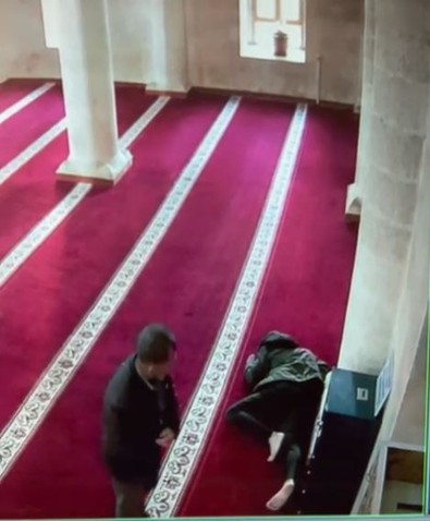 Caminin kasasından silikonlu çakmak ile para çaldı - Resim : 2