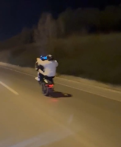 Tehlikeli yolculuk yürekleri ağza getirdi! Eğlence uğruna canını hiçe saydı! - Resim : 2