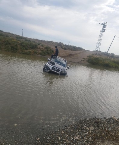 Hatay'da aracıyla dereden geçmek istedi, mahsur kaldı. İmdadına itfaiye koştu - Resim : 1