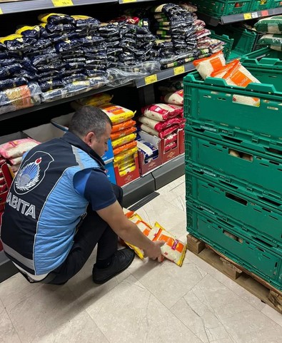 Elazığ'da zabıta ekiplerinin denetimi sürüyor. Esnafları tek tek gezdiler - Resim : 1