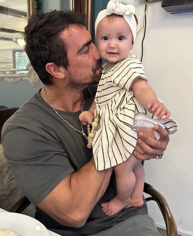 Ünlü oyuncu İbrahim Çelikkol yürekleri fethetti! 8 günlük depremzede bebek ve ailesine evini açmış - Resim : 1