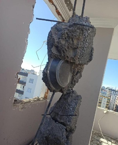 Depremde ağır hasar alan binanın betonundan çıktı! Hayrete düşürdü - Resim : 1