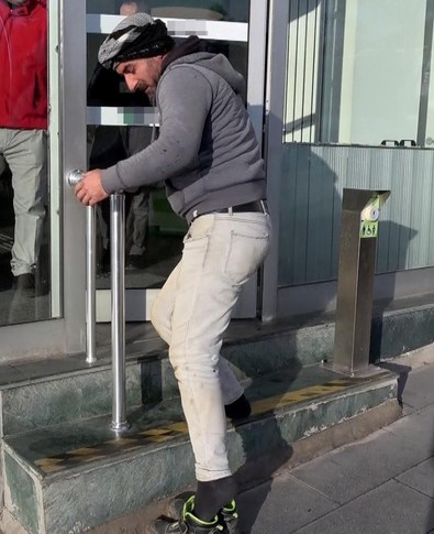 Çamurlu ayakkabılarını çıkarıp bankaya öyle girdi, davranışı taktirle karşılandı! - Resim : 1