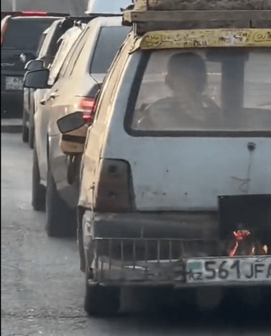 Arkasından gelen arabadakiler çekti! Trafikte daha önce görülmemiş bir şey oldu - Resim : 1