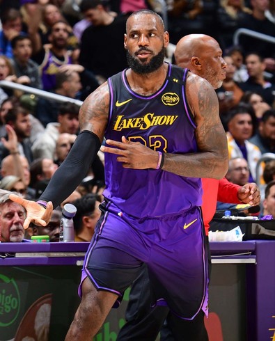 NBA’de Lebron James fırtınası! 40 yaşındaki yıldızdan tarihe geçen performans - Resim : 1