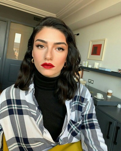 Sevişme sahnesiyle olay olan Hazar Ergüçlü kimdir? Hazar Ergüçlü kaç yaşında, nereli? - Resim : 1