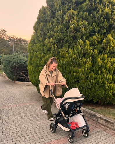 Burcu Biricik, kızı Luna'yla gezmeye çıktı! Eşi Emre Yetkin'den yorum gecikmedi - Resim : 2