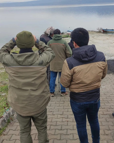 Manisa'da büyük bir bölümü kuruyan sulak alana geldiler. Her yıl olduğu gibi bu kış mevsiminde de hepsini tek tek saydılar - Resim : 2