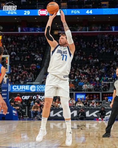 NBA’de fırtına gibi esiyor! All- star Luka Doncic, üst üste altıncı "triple-double" yaptı! Dallas Mavericks, Detroit Pistons'ı devirdi! - Resim : 1