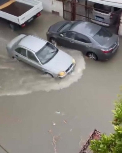 İzmir'de şiddetli sağanak yağmur etkili oldu! Cadde ve sokaklar kısa süre içinde göle döndü - Resim : 1
