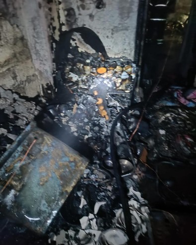 Hatay'da alev alev yanan ev kullanılmaz hale geldi - Resim : 1