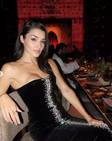 Hande Erçel Fas'ta onur konuğu oldu! Şıklığına övgü yağdı - Resim : 1