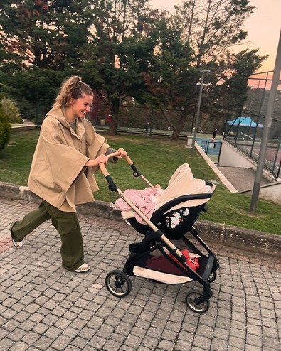 Burcu Biricik, kızı Luna'yla gezmeye çıktı! Eşi Emre Yetkin'den yorum gecikmedi - Resim : 1