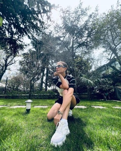 Demet Özdemir mini şortuyla poz verdi - Resim : 2