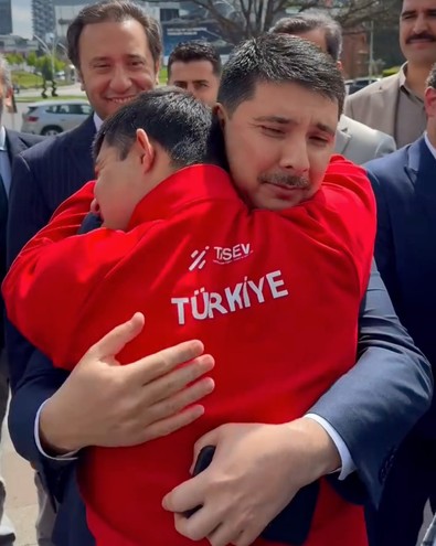 Cumhurbaşkanlığı Özel Kalem Müdürü Büyükelçi Hasan Doğan’a büyük ilgi! Bu kare fuara damga vurdu… Sarılarak öptü - Resim : 1