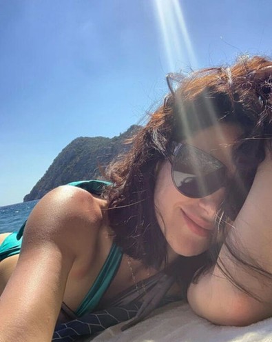 Nesrin Cavadzade'nin plaj pozu sosyal medyayı salladı - Resim : 2