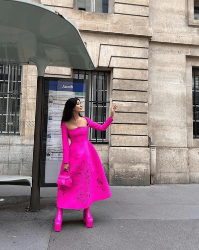 Murat Boz ile sevişme sahneleri olay olmuştu! Tuba Büyüküstün giydiği kıyafetlerle sosyal medyada dalga konusu oldu! Takipçileri o pozlara... - Resim : 1