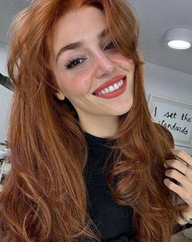 Hande Erçel'in yeni imajı olay oldu! Sosyal medya ikiye bölündü - Resim : 2