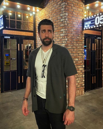 Oyuncu meslektaşlarını ti'ye aldı! Çağlar Ertuğrul'un havaalanı paylaşımı büyük yankı uyandırdı! Birilerine fena taş attı - Resim : 1