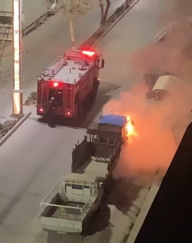Park halinde duran traktör aniden alev alev yanmaya başladı, kimse ne olduğunu anlayamadan koca traktör küle döndü - Resim : 1