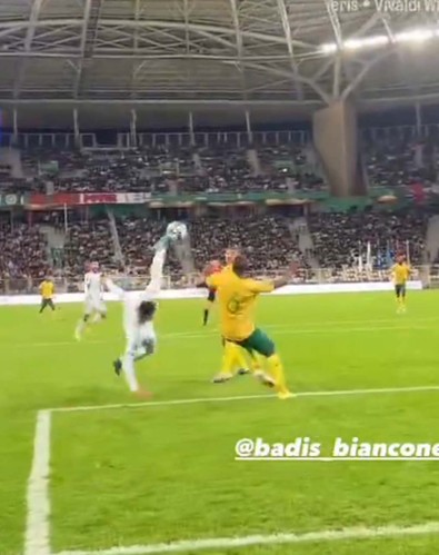 Eski Fenerbahçeli yıldızdan spektaküler gol! Tüm dünya onu konuşuyor! “Ne ara düşünüp topu kaldırıp bu şekil bitirdin” - Resim : 2