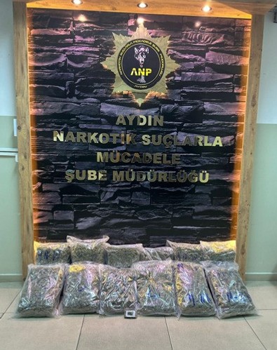 Kuşadası'nda, otomobilde 13 kilogram skunk ele geçirildi: Gözaltına alınan 2 kişiden 1'i tutuklandı! - Resim : 1