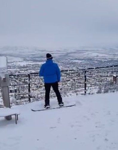 Elazığ'a gelen uyarının ardından 1200 rakımlı tarihi mahalle beyaz gelinliğini giydi. Bir vatandaş ise kayak yapmak için orayı seçti - Resim : 2