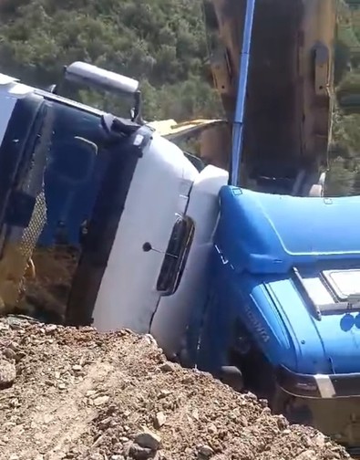 Sultangazi'de facianın eşiğinden dönüldü! Döküm sahasında toprak kaydı: 3 kamyon devrildi - Resim : 1
