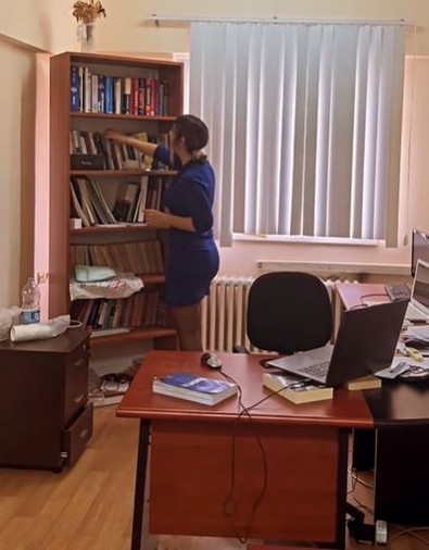 KPSS derslerine dekolte ve mini etekle giren öğretmene yapılan skandal yorum büyük tepki çekti! - Resim : 1