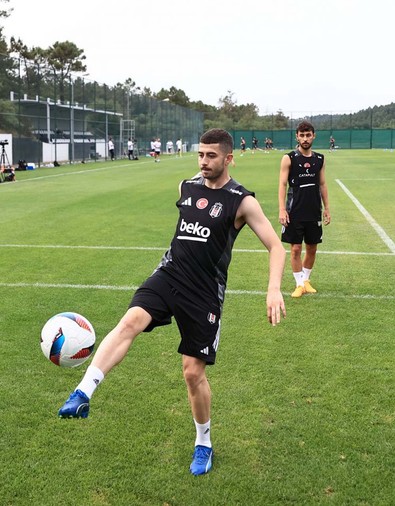 Giovanni van Bronckhorst kamp kadrosuna almamıştı! İki yıldızın paylaşımı Beşiktaş taraftarlarını kızdırdı: “Hasan Arat görse küplere biner” - Resim : 1