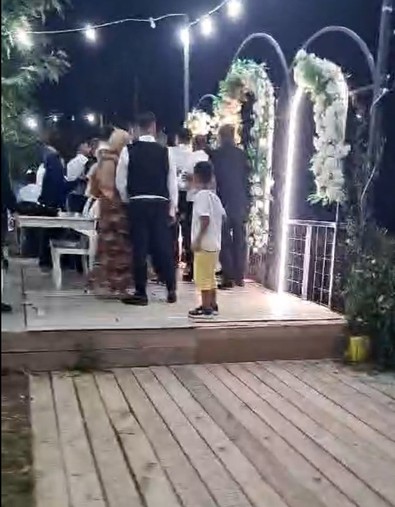 Düğünde bıçaklı 'resmi nikah' kavgası! Aileler birbirine girdi: Yaralılar var - Resim : 1