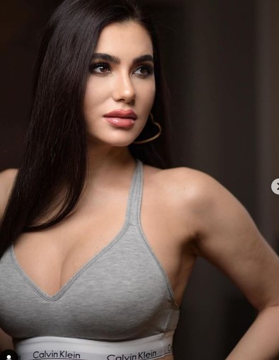 32 yaşındaki manken üzerine sadece sütyen giyip poz verdi! Rakip mankenlere taş çıkaracak - Resim : 2